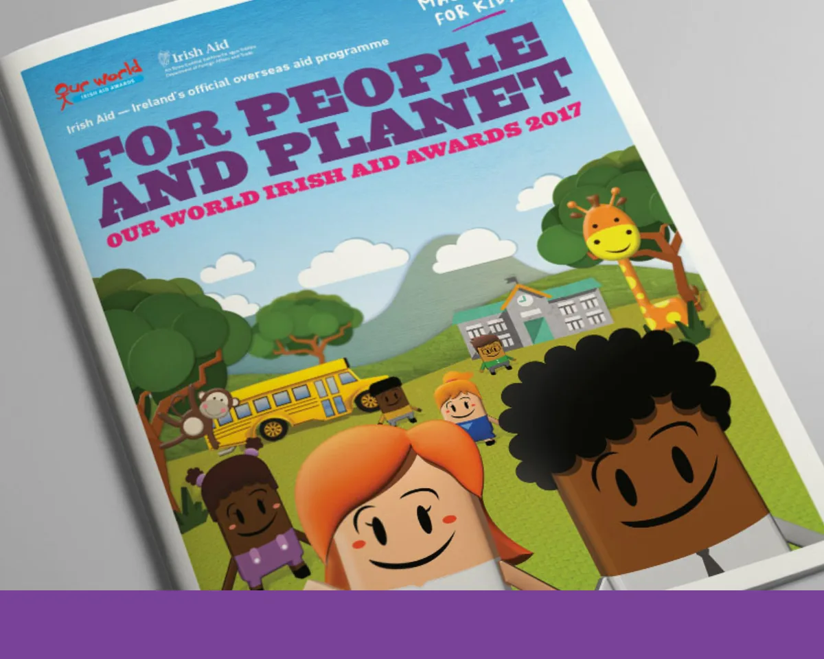 Capa da revista For People and Planet, do Irish Aid, com as variações dos personagens e uma página dupla interna.